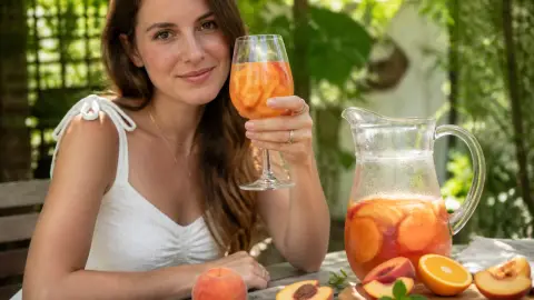 Sangria d'été aux pêches et à l'orange : la recette rafraîchissante
